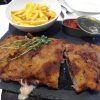Cachopo de tenera asturiana relleno de queso, jamón y pimientos