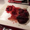 Magret de pato con tortellini de pera en salsa de frutos rojos