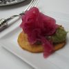 Tortu de maíz, guacamole y cebolla marinada