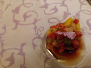 Copa de queso del duernu de Sariegu, anchoas, mermelada de pimientos del piquillo y vinagreta de verduritas frescas