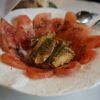 Tomate, cebolla y xarda a la brasa con escabeche
