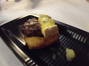 Torto de queso azul con foie y manzana