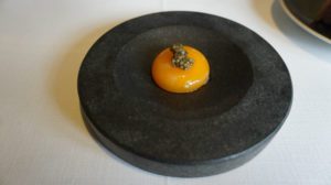 Yema del gallinero en salazón de anchoas y caviar
