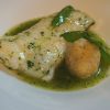 Merluza en salsa verde con su albóndiga