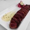 Tataki de presa ibérica con crema de patatas y avellanas