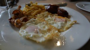 Plato de la abuela: Huevos, jamón, patatas y chorizo