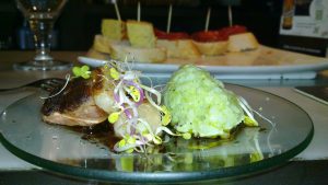 Magret de pato con arroz verde y teriyaki