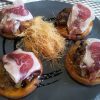 Tortos de jamón con cebolla caramelizada y foie de manzana