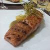 Salmón a la brasa sobre crujiente y salsa de puerro