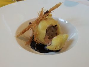 Helado de castañas frito en tempura con churro hilado y chocolate