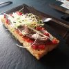 Tosta de boquerón y anchoa sobre pisto manchego y fresas