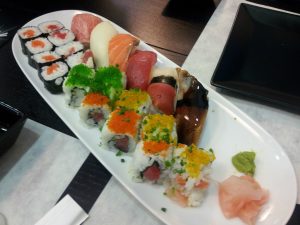 Tabla de sushi (maki y nirigi)