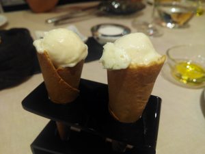 Cucurucho de helado de Gamonéu con salsa de anchoa