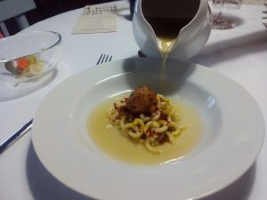 Primer Vuelco de la Olla - Sopa de fideos gruesos, migas de jamón y relleno frito de olivas negras