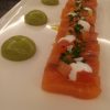 Salmón marinado en casa con vinagreta de tomate y guacamole