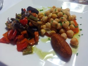 Segundo Vuelco de la Olla - Garbanzos con aliño de cebollino, verduras con salsa de chimichurri y buñuelos de chorizo y de morcilla