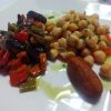 Segundo Vuelco de la Olla - Garbanzos con aliño de cebollino, verduras con salsa de chimichurri y buñuelos de chorizo y de morcilla