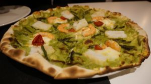 Pizza de bacalao y langostinos con base de salsa verde