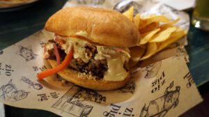 Hamburguesa Bruce Lee: brioche con carne de cerdo, setas, encurtidos, cacahuete, queso scamorza y salsa asiática