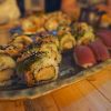Uramaki Underground (langostino panko con pepino cubierto de anguila y aguacate)y Nigiri de atún rojo