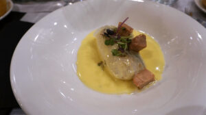 Merluza de pincho con foie de cítricos