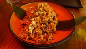 Delicius 3.5: arroz al wok con panceta a baja temperatura, tofu macerado en miel, mix de setas, cebollino y salsa de sésamo