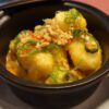Merluza en tempura con curry rojo y migas de gofre