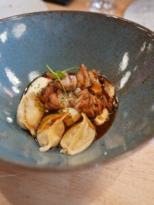Mollejas con gyozas de papada iberica y shiitake