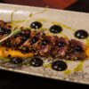 Tataki de atún rojo sobre puré de batata y curry con alioli de ajo negro