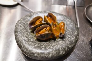 Almejas a la brasa con mantequilla de aji amarillo